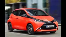 Toyota strahlt in Tokio-Rot