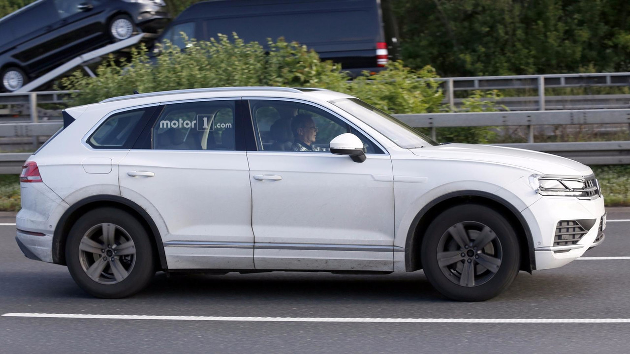 2018 VW Touareg spy photo