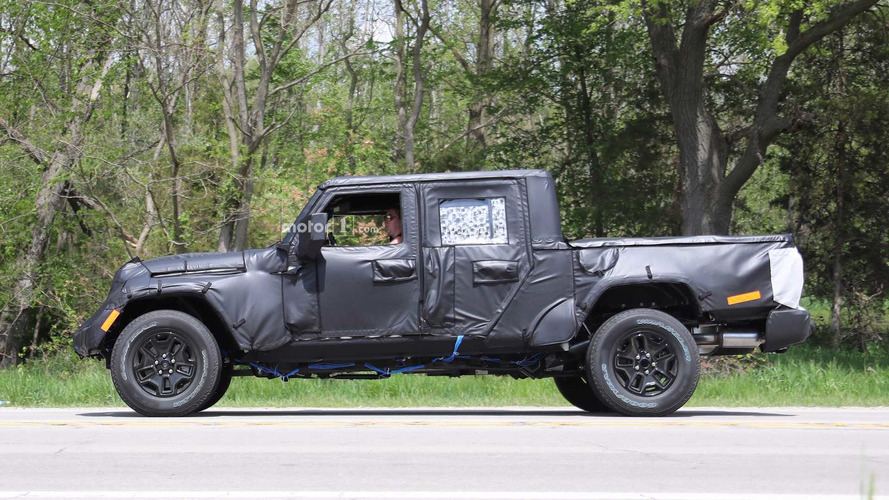 2019 Jeep Wrangler pickup spy photo