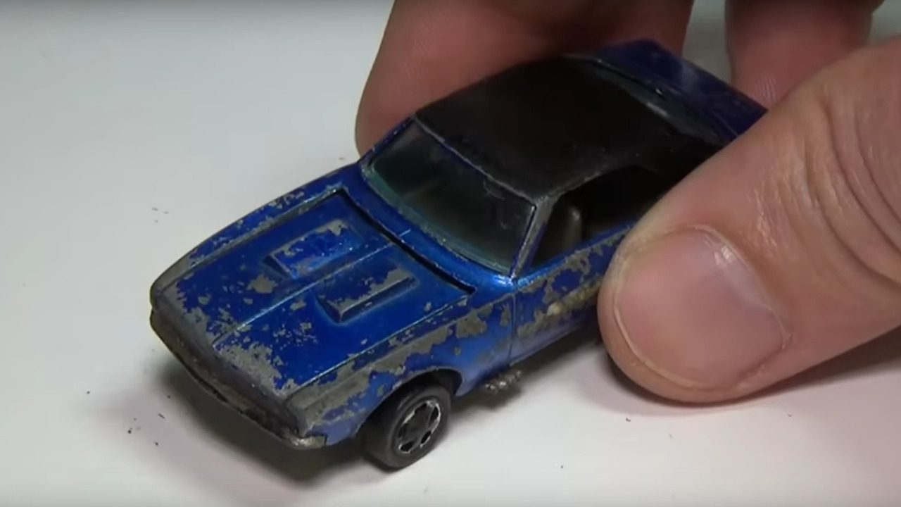 Hot Wheels oyuncağının restorasyonu sanat gibi