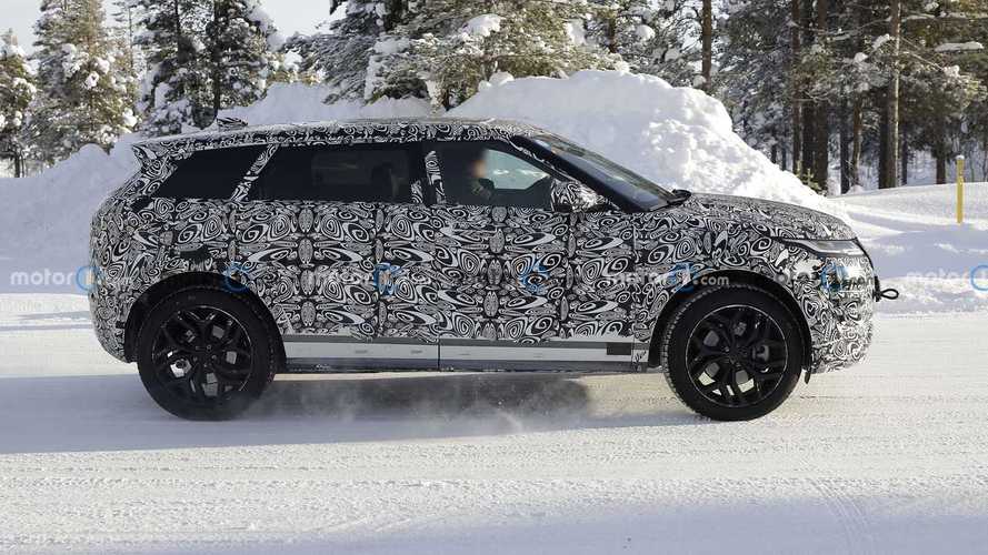 Range Rover Evoque LWB Terlihat dengan Bentuk yang Aneh