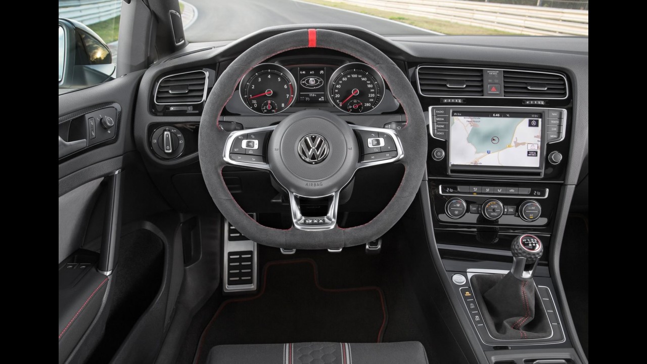 VW Golf GTI Clubsport com 290 cv celebra 40 anos do esportivo