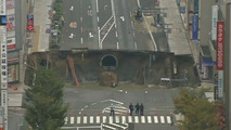 Un sinkhole en plein milieu de la chaussée à Fukuoka