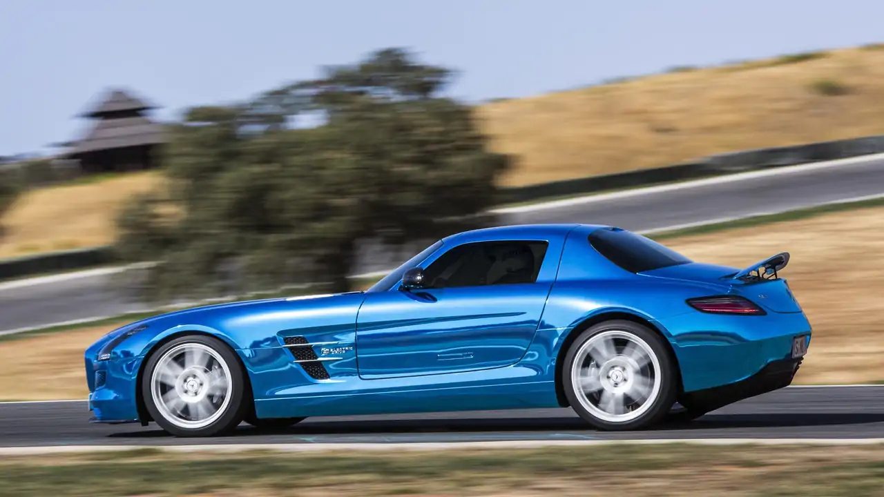 Mercedes Sls Amg With 1 025 Hp Eats Miles On The Autobahn