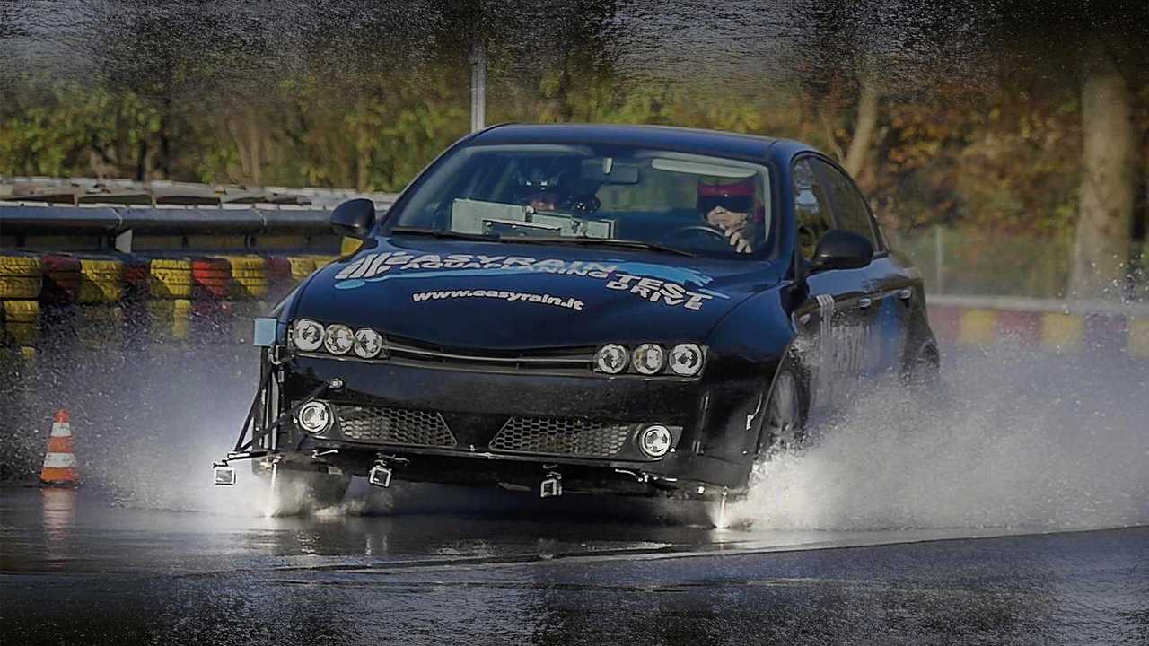 Fenomeno Dell Aquaplaning Rafforza Il Contatto Fra Pneumatici E Asfalto