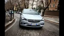 Opel Astra, l’auto a cui basta “chiedere” 
