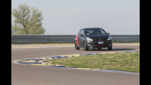 Sfida tra un guidatore normale e un pilota di rally  su Peugeot 208 GTi (30 th edition)