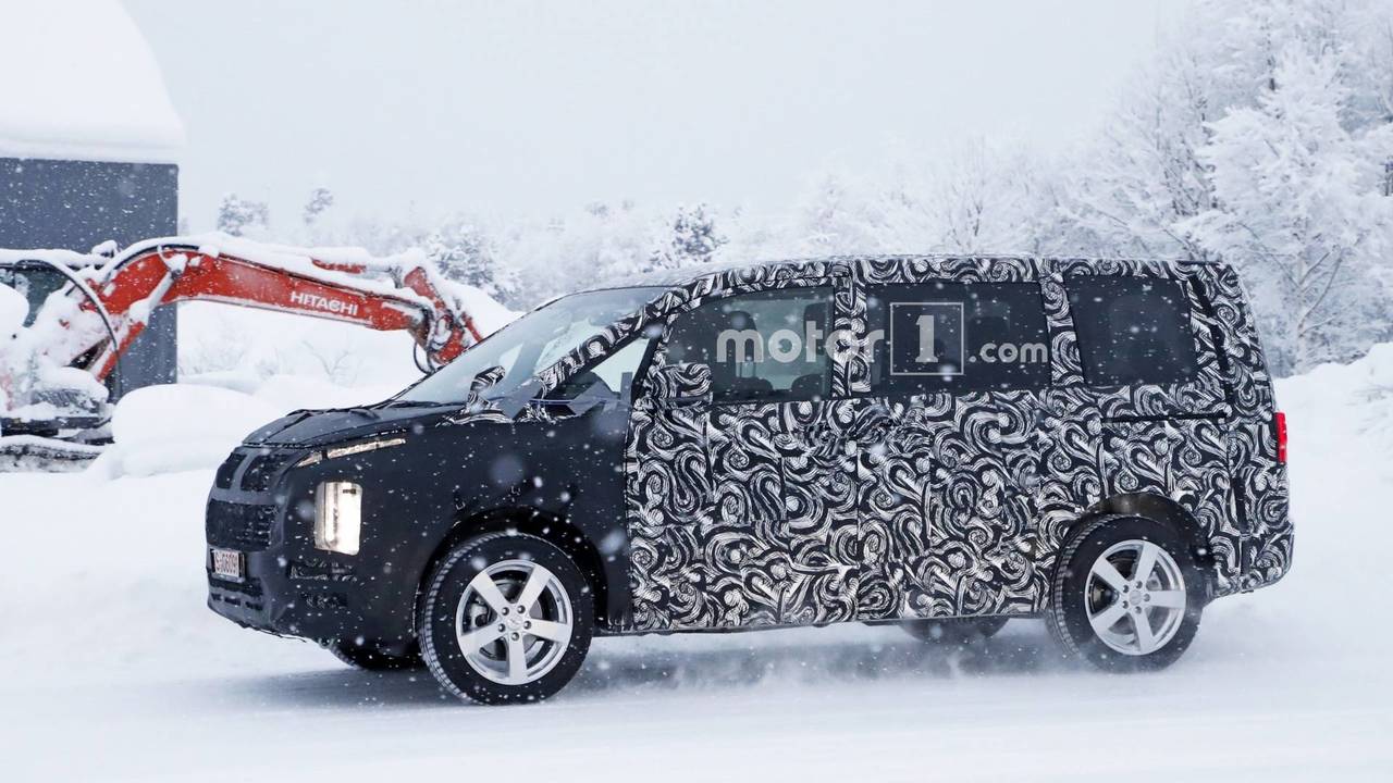 2018 Mitsubishi Delica spy photo