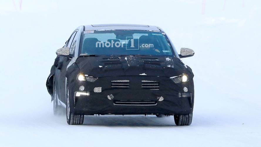 Hyundai Elantra EV casus fotoğraf