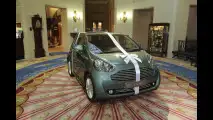 Stirling Moss e consorte con la Aston Martin Cygnet