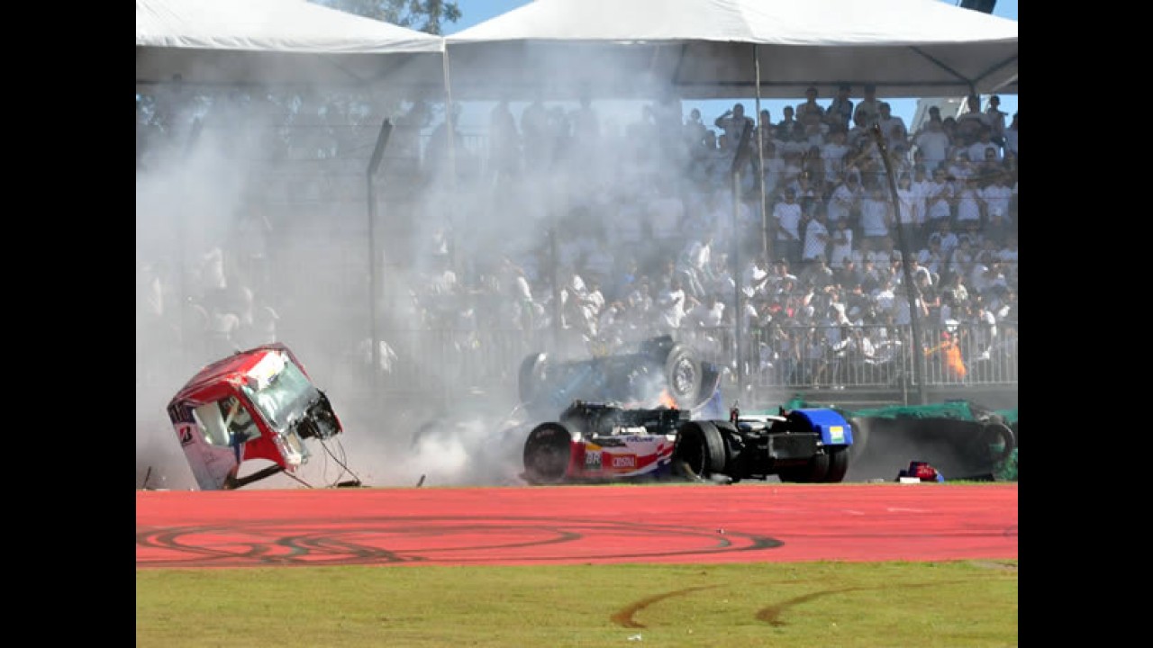 Fórmula Truck: Acidente incrível em Interlagos - Veja fotos e vídeo