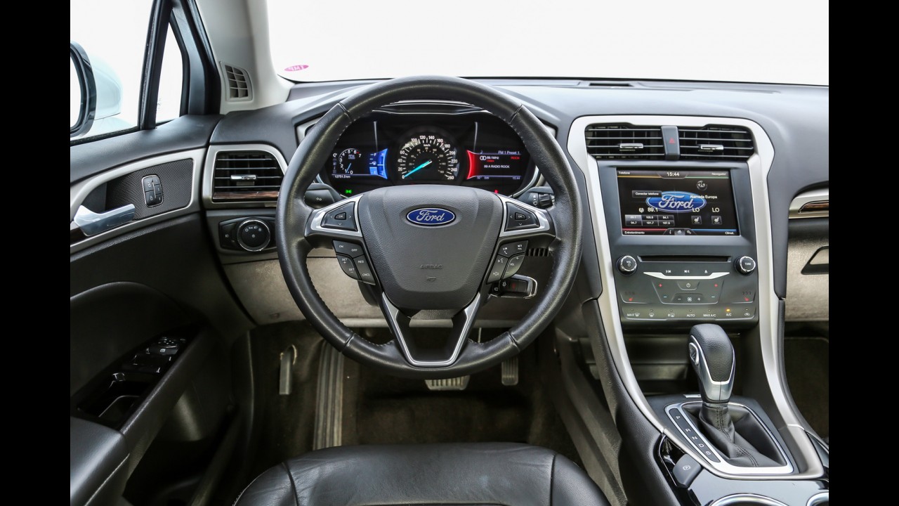 Teste CARPLACE: Altima encara Fusion pela vaga na diretoria