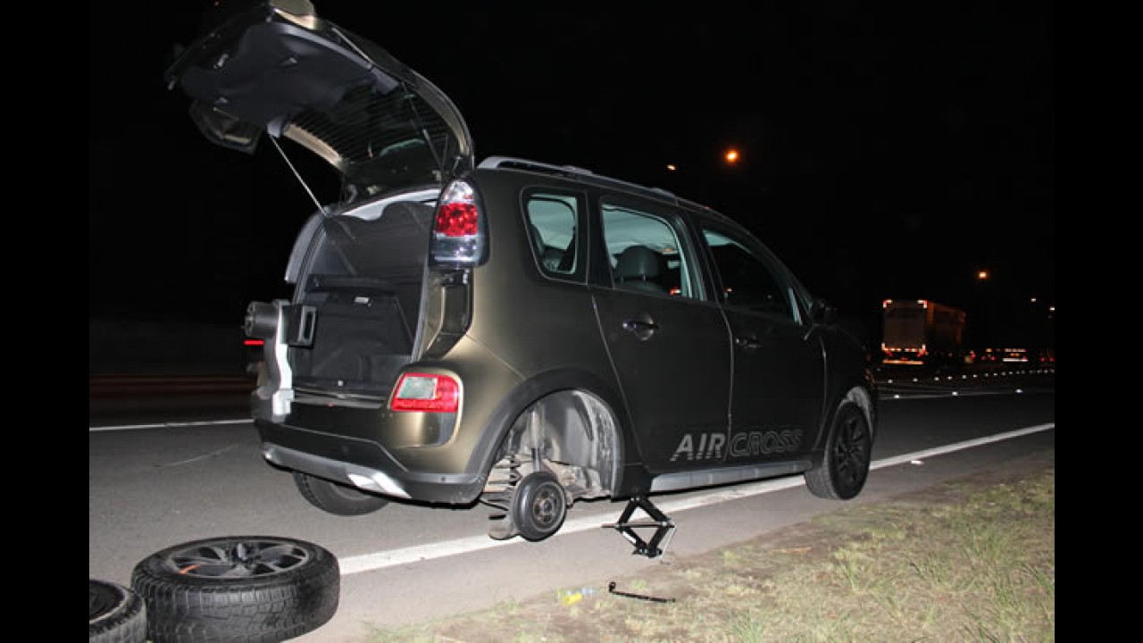Garagem CARPLACE: Trocando um pneu furado do AirCross