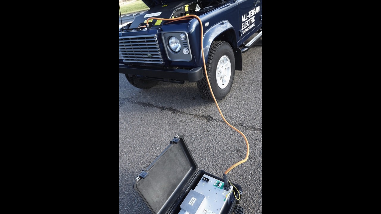 Land Rover testa versão elétrica do Defender em parque da Inglaterra