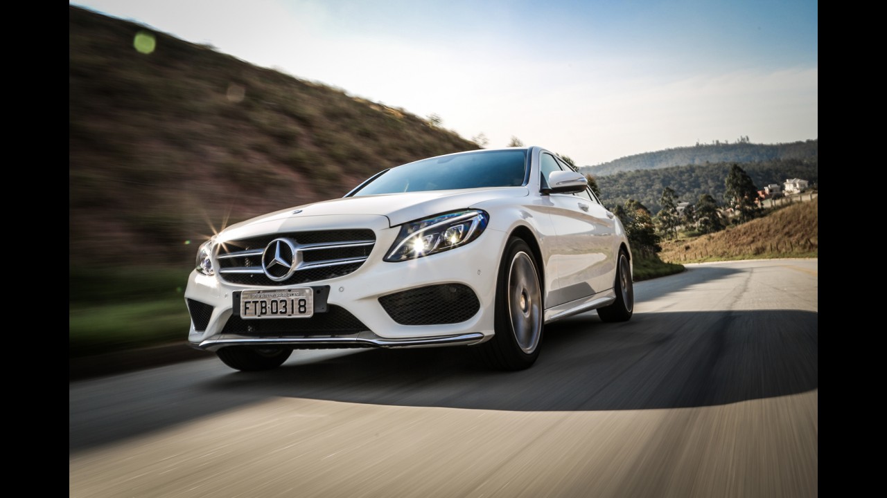 Teste CARPLACE: Mercedes C250 desafia BMW 328i pelo posto de referência