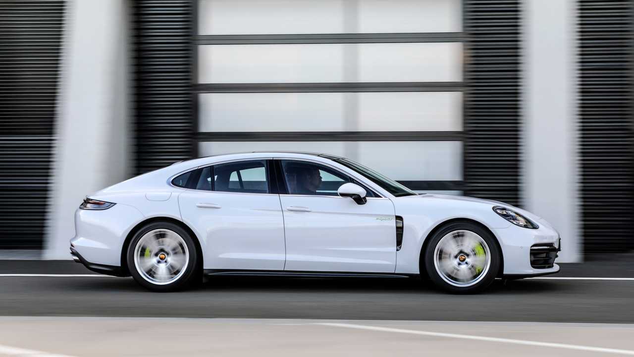 Porsche Panamera 4S E-Hybrid (2021): bianco, laterale dinamico