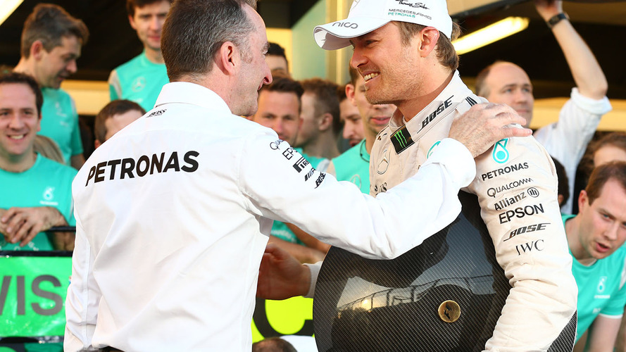 Le vainqueur Nico Rosberg, Mercedes AMG F1 fête sa victoire avec Paddy Lowe, Directeur Exécutif Mercedes AMG F1