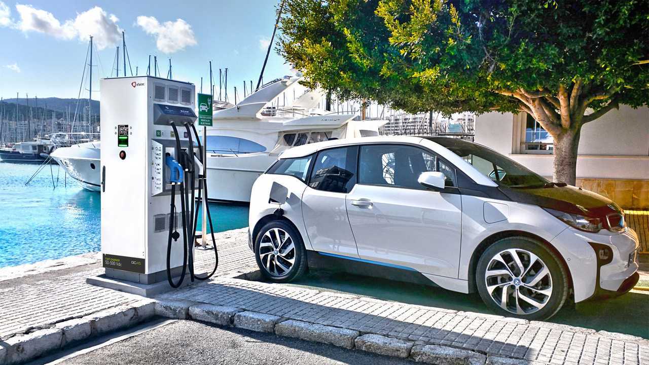 BMW i3 at Efacec fast charger