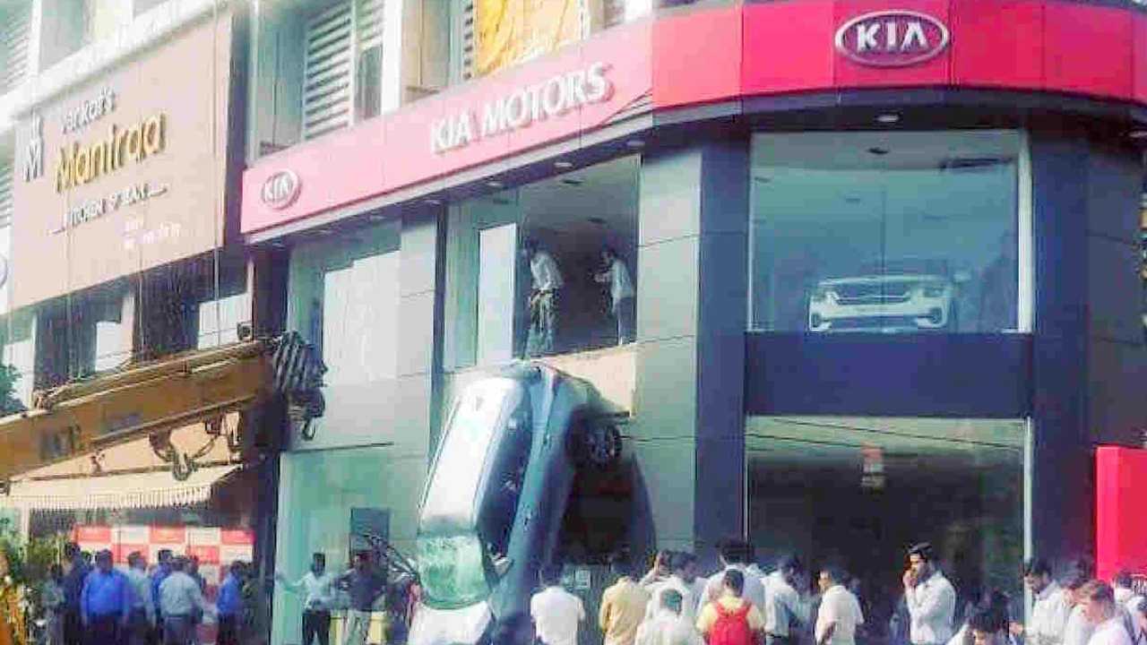 Kia Seltos crash at dealer in India