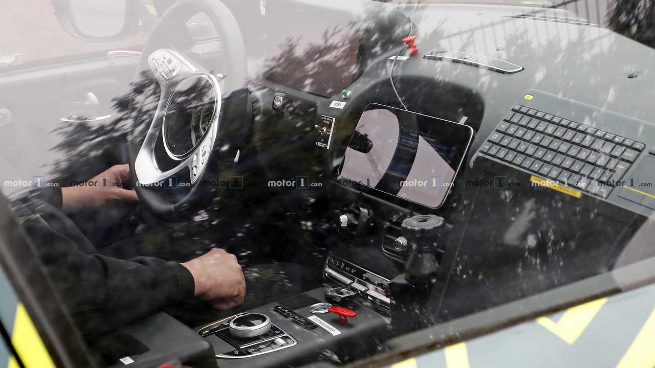 Aston Martin DBX photo espion