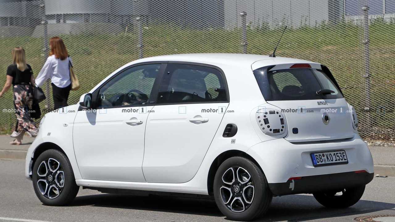 Foto spia per il lifting del viso di Smart ForFour Electric Driver