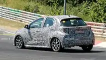 Nuova Toyota Yaris Hybrid, le foto spia