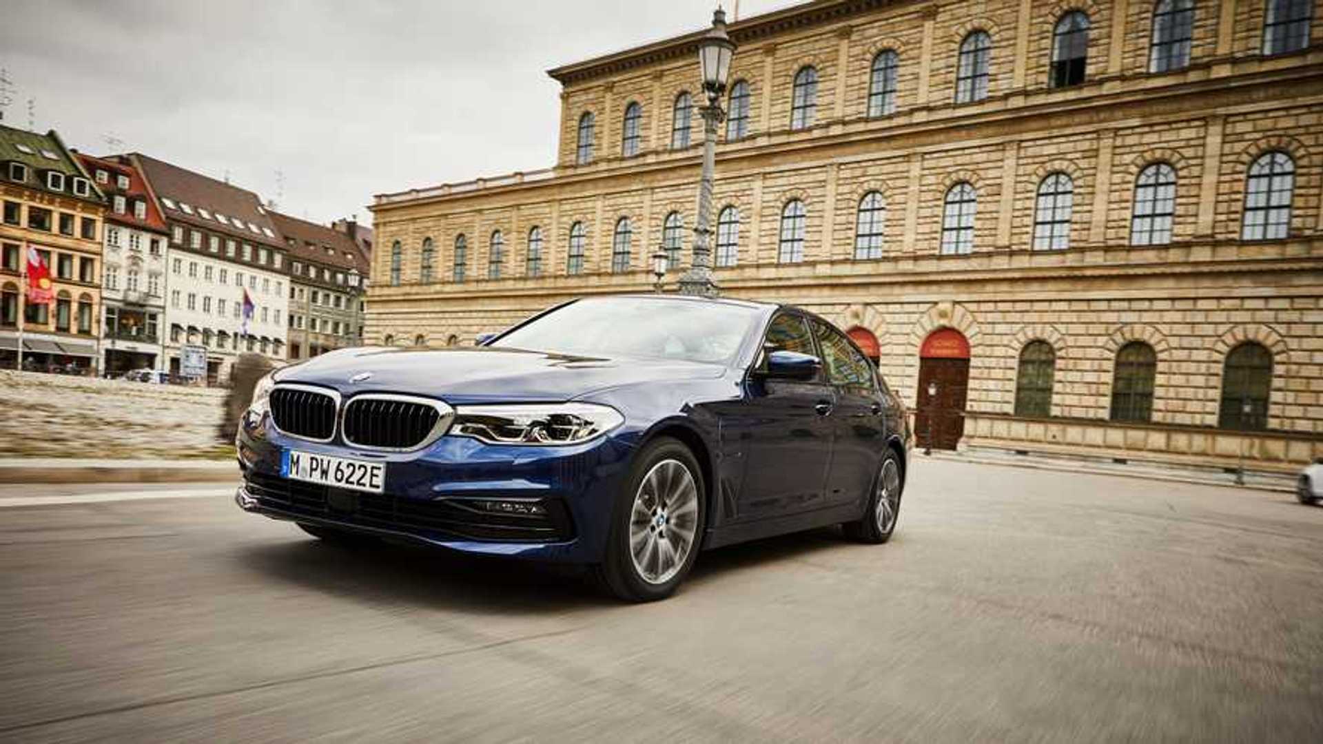 BMW 530e, il restyling è nelle batterie