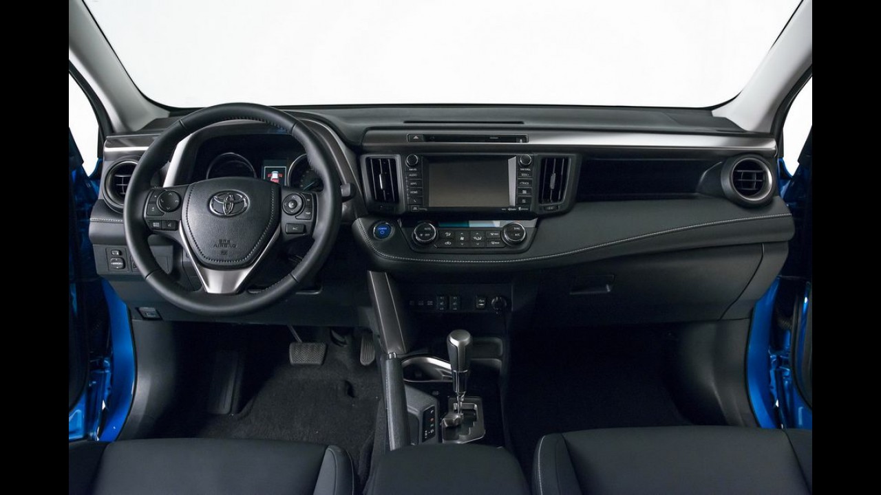 Toyota RAV4 2016 aparece de cara nova em Nova York - veja fotos