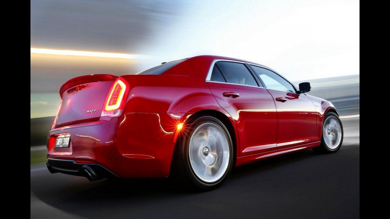 Longe daqui, o nervoso Chrysler 300 SRT de 475 cv ganha retoque visual - fotos