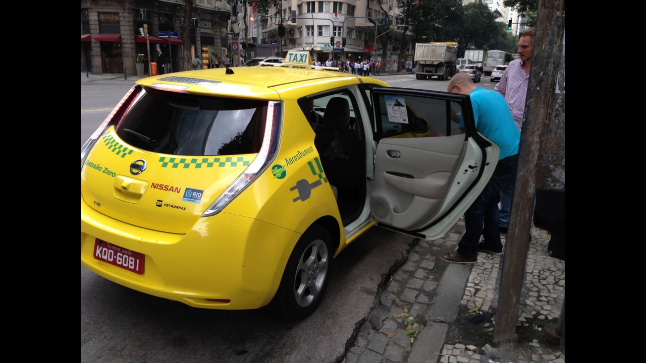Nissan Leaf na praça: a divertida rotina de dirigir um táxi elétrico no Brasil