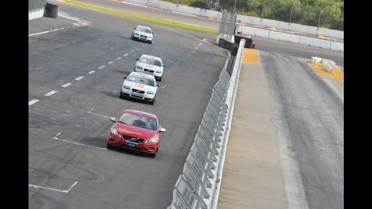 Volta rápida (e molhada): Volvo S60 e V60 T6 R-Design entre raios e trovões