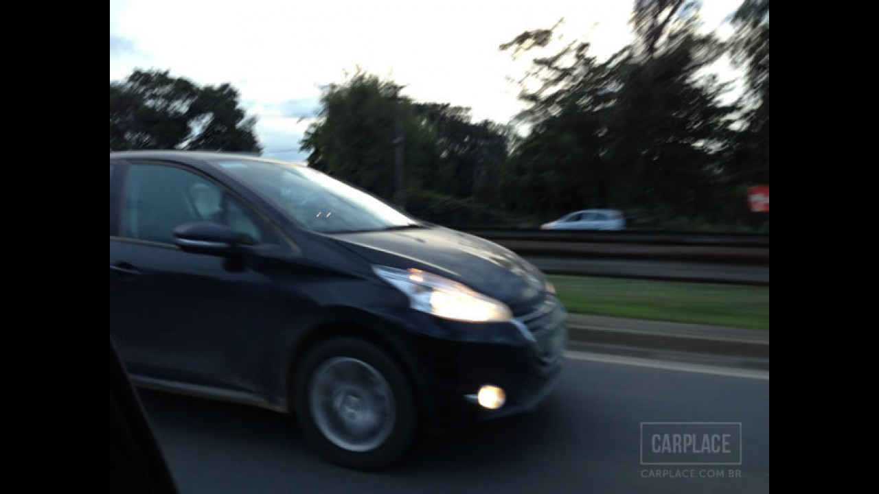 Flagra: Peugeot 208 já roda limpo próximo à fábrica de Porto Real - Lançamento será dia 13 de abril