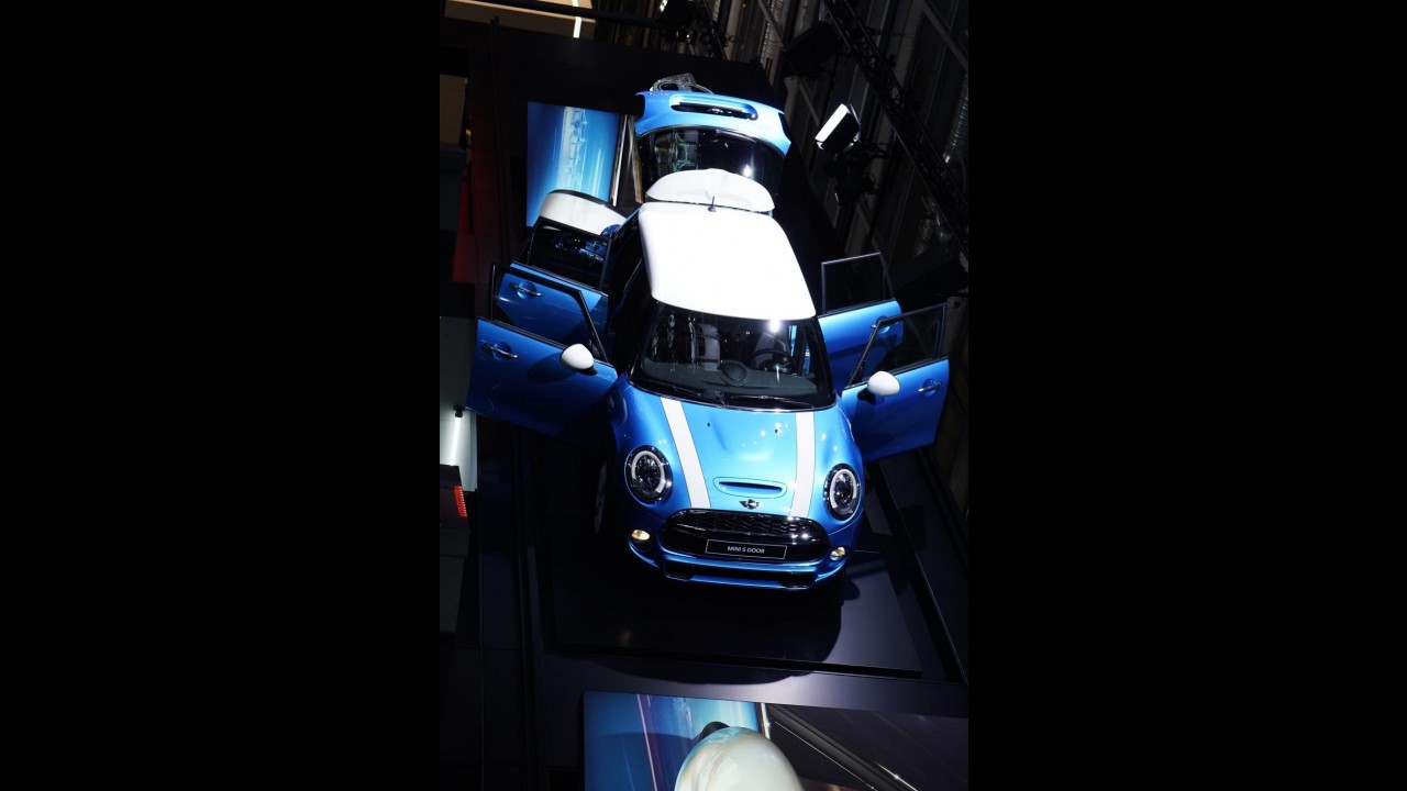 MINI Cooper cinco portas adiciona praticidade ao desenho clássico - veja fotos