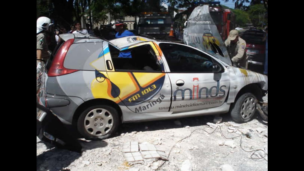 Carro cai do 3º andar de prédio e fica preso em fios de alta tensão