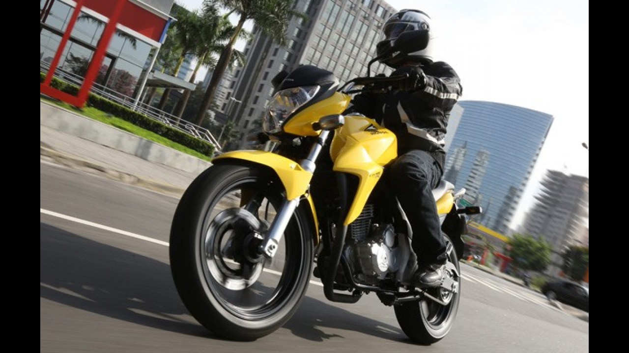 Honda apresenta sete novas motos para linha 2013 - destaque para o scooter PCX 150 e as versões flex da CB 300R e XRE 300