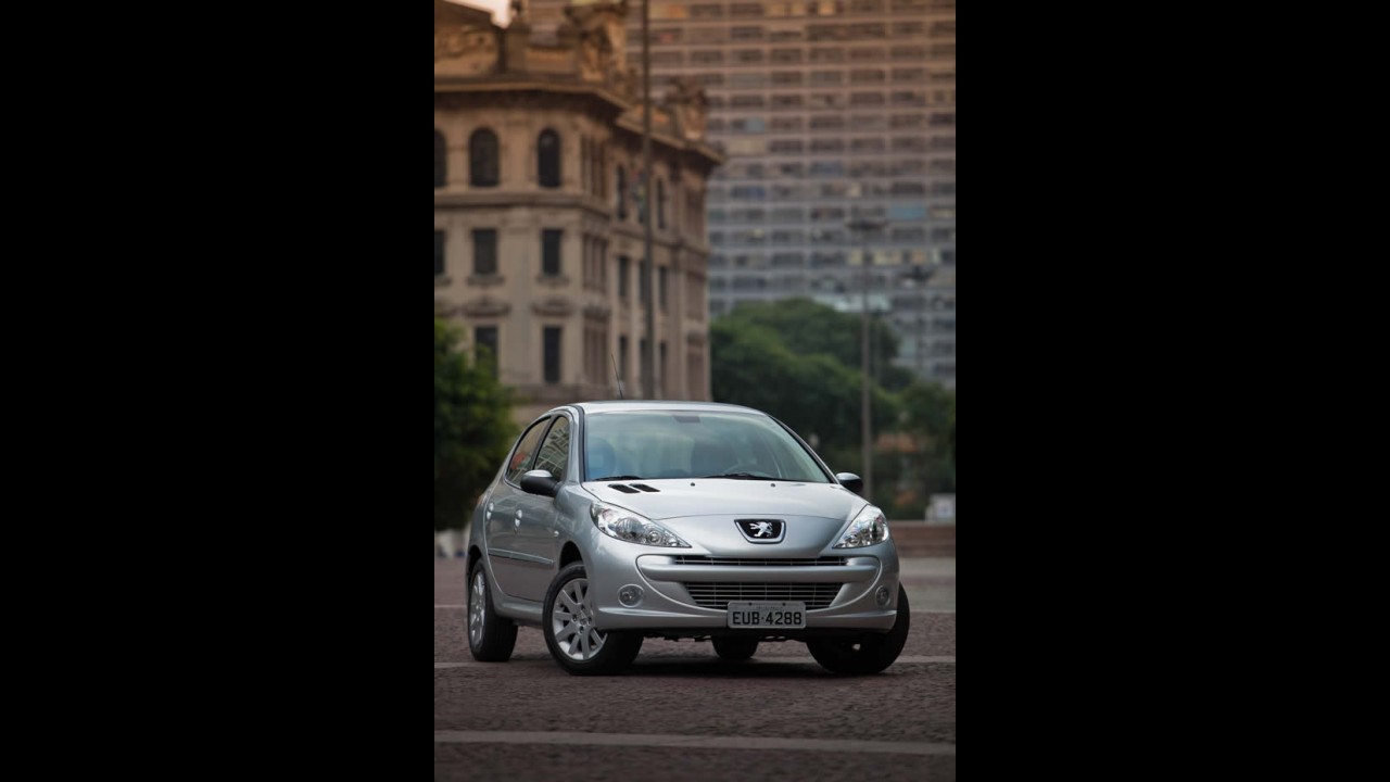 Peugeot lança linha 207 2012 com novos itens e mudanças visuais - Veja tabela de preços