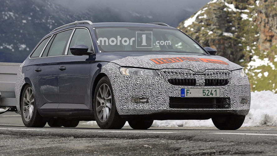 Skoda Superb facelift spy photo