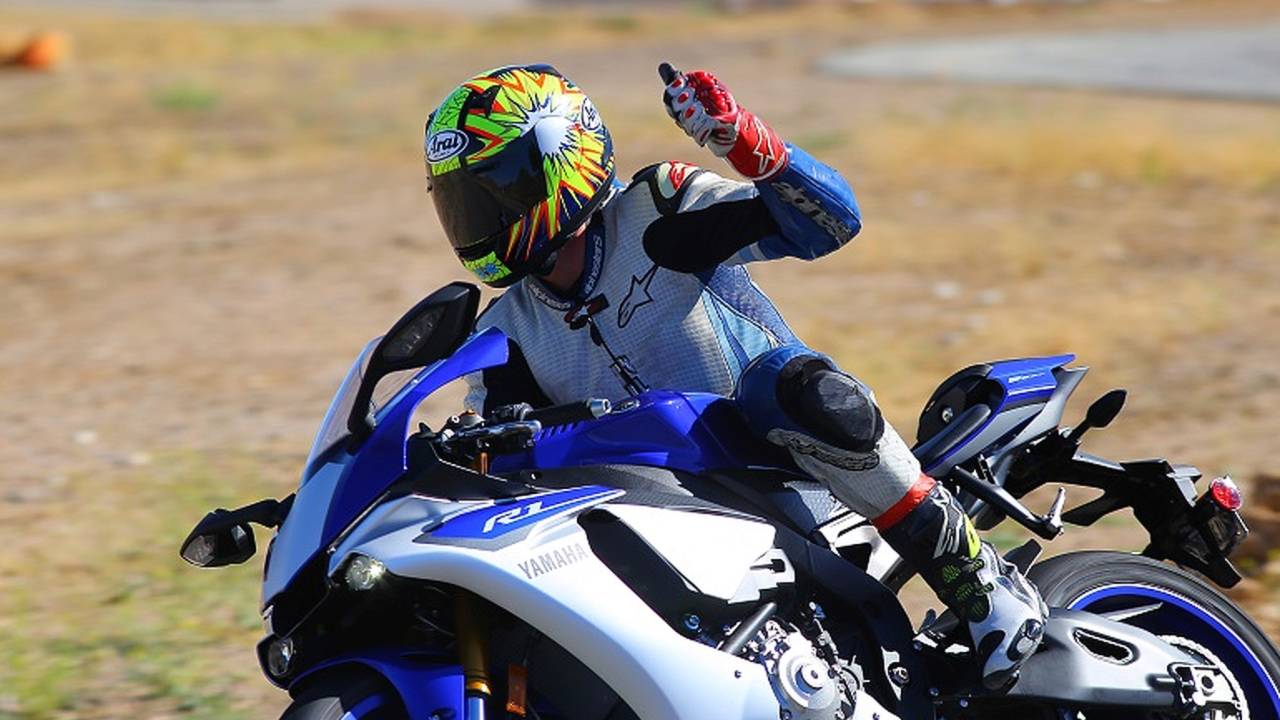 Superbike of the Year: Yamaha YZF-R1 vs Aprilia RSV4