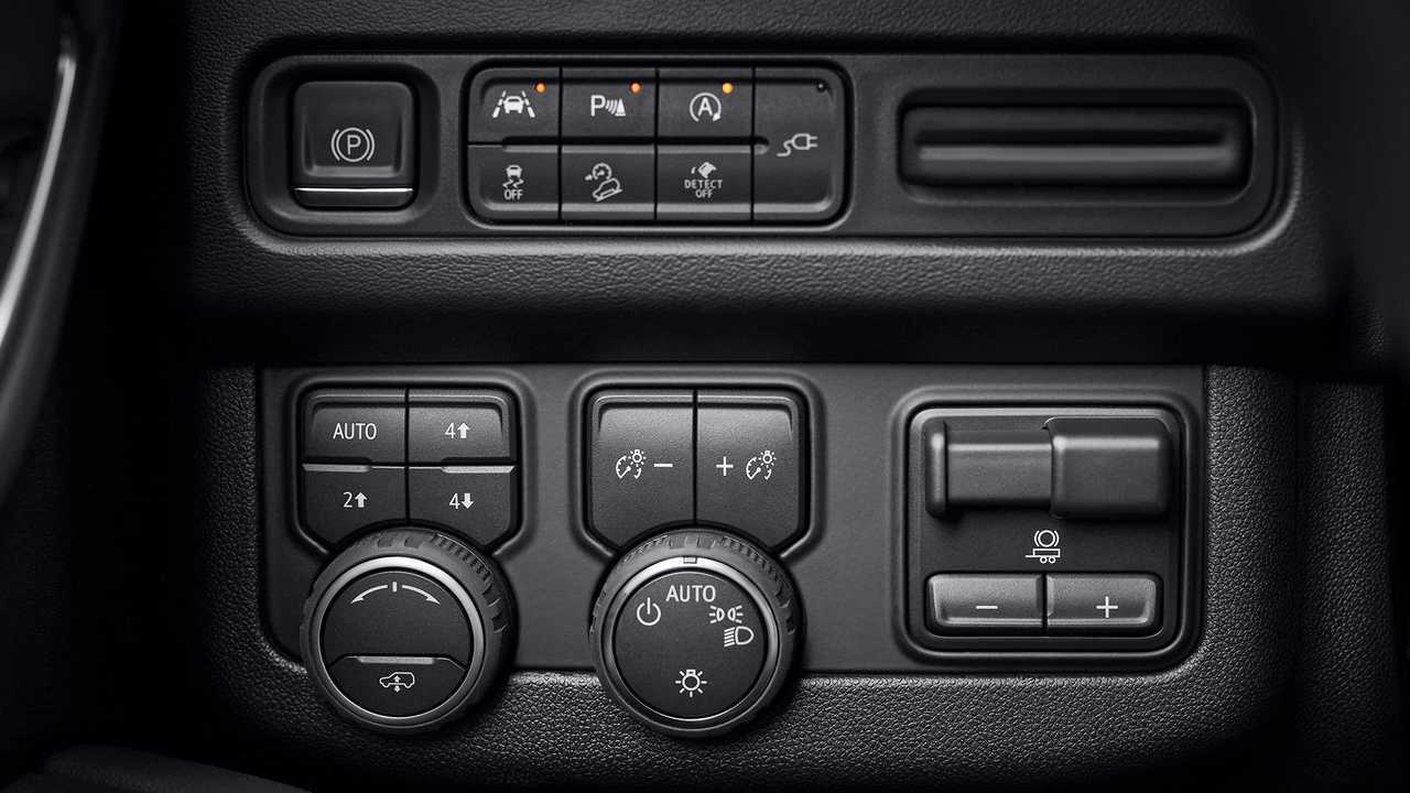 Chevrolet Tahoe, пульт в районе левого колена водителя