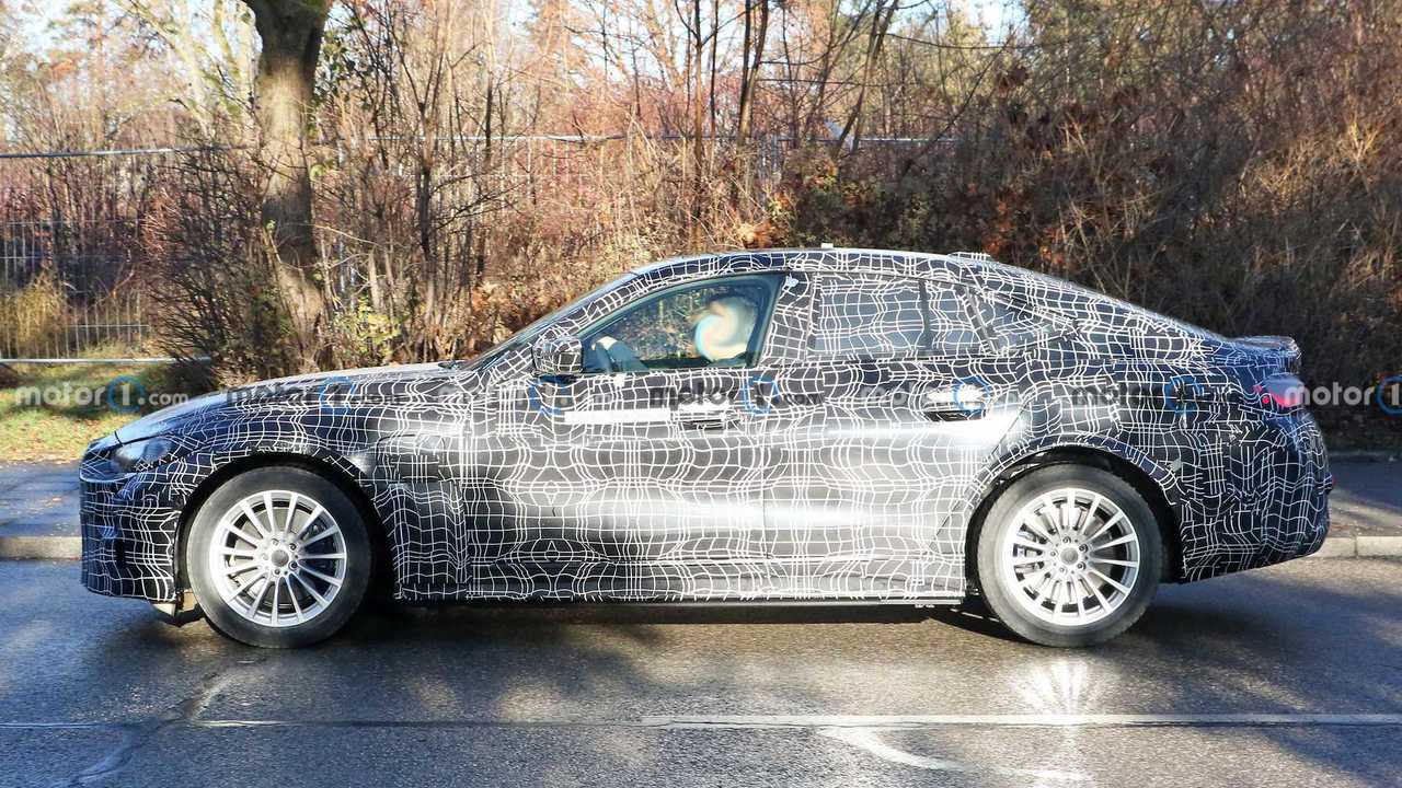BMW i4 M foto spia (vista laterale)