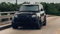 Uno speciale Land Rover Defender in nero opaco
