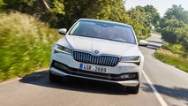 Neue Ausstattung im Superb iV: Serienmäßig besitzt das Plug-in-Hybridmodell ab sofort 17-Zoll-Leichtmetallfelgen.