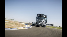 Mercedes SLS AMG Roadster vs Mercedes Actros: la prova