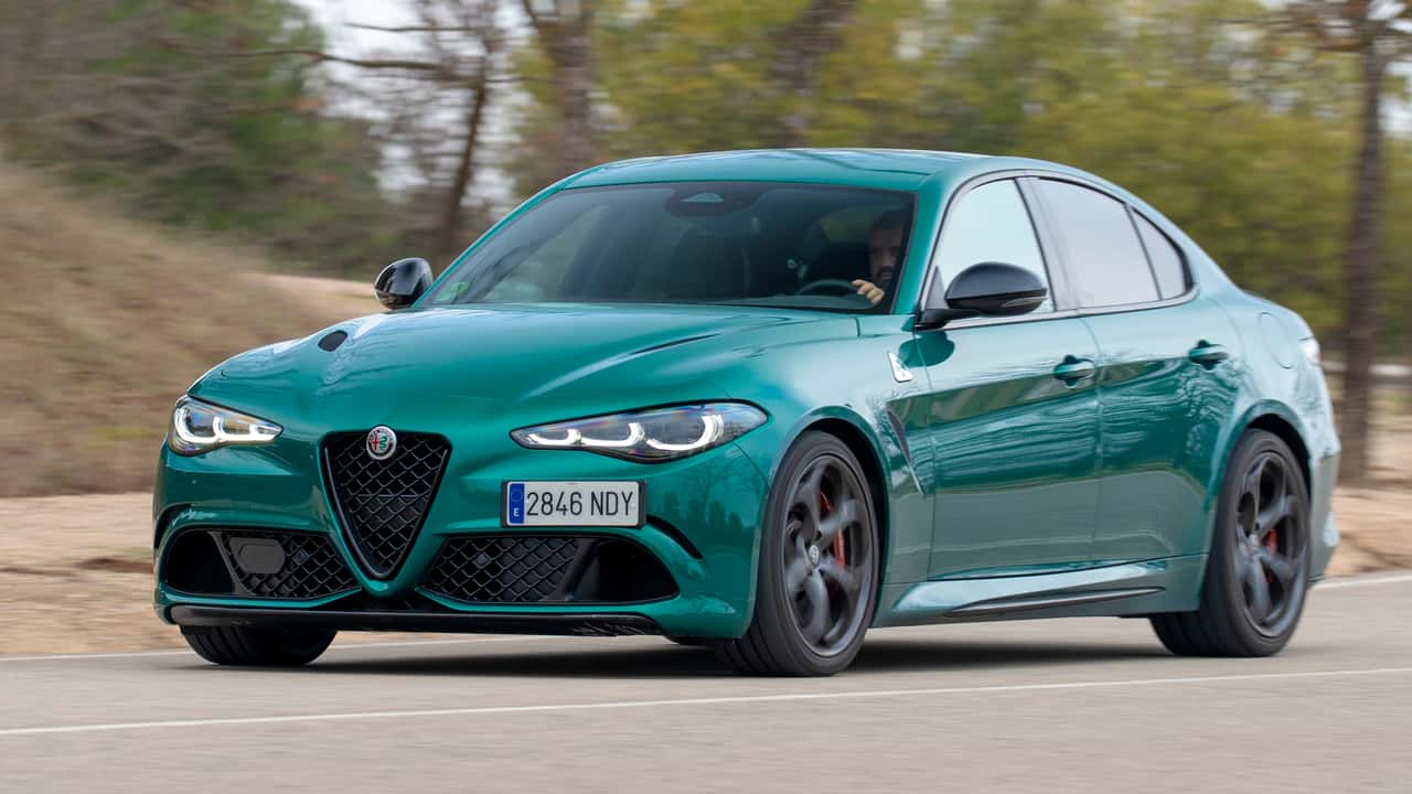 Al volante del Alfa Romeo Giulia QV 2026, una berlina deportiva de libro