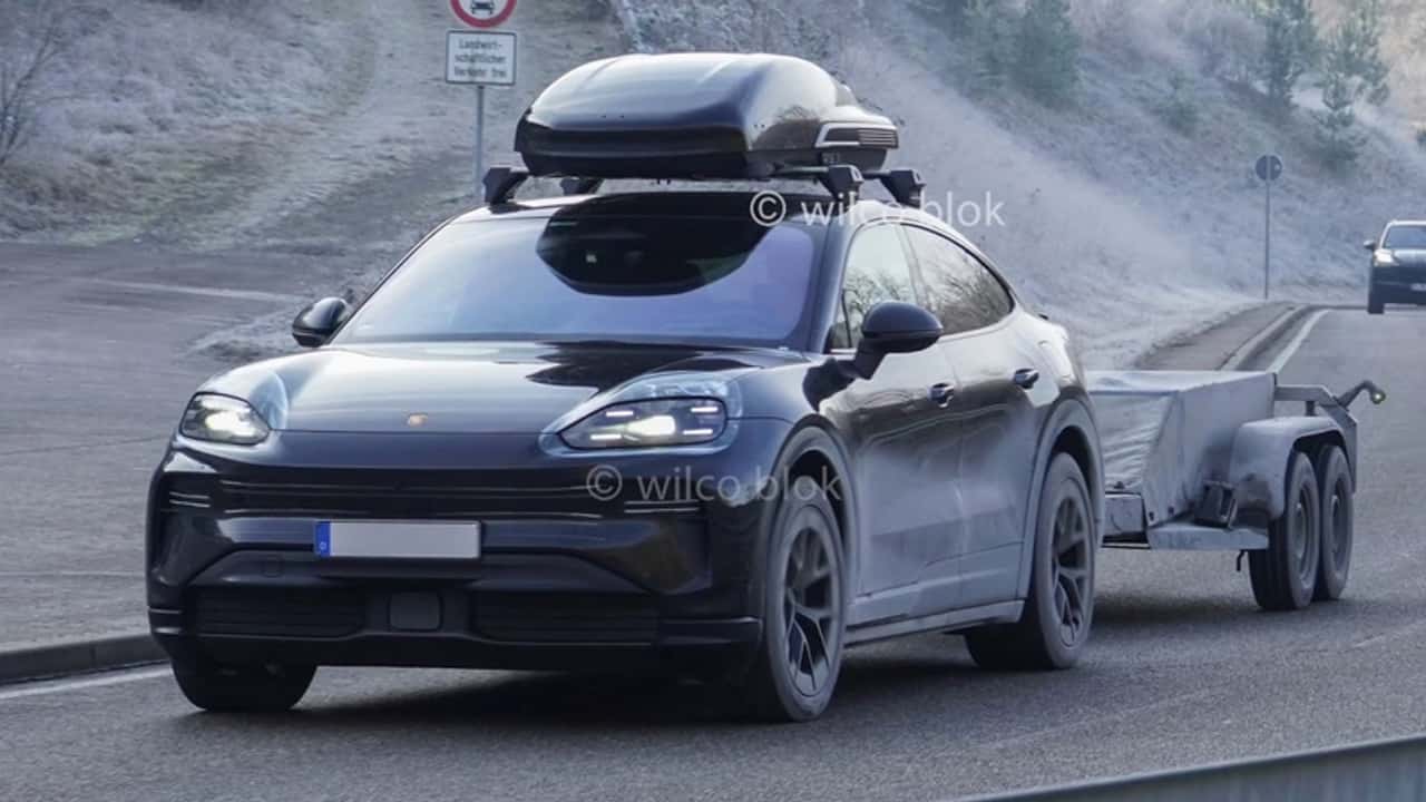 Nuova Porsche Cayenne Coupé Electric, le foto spia su Instagram