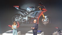 VW-Entwicklungschef Frank Blome und Moderatorin Sarah Elsser stellen das Festkörperbatterie-Bike auf der IAA vor