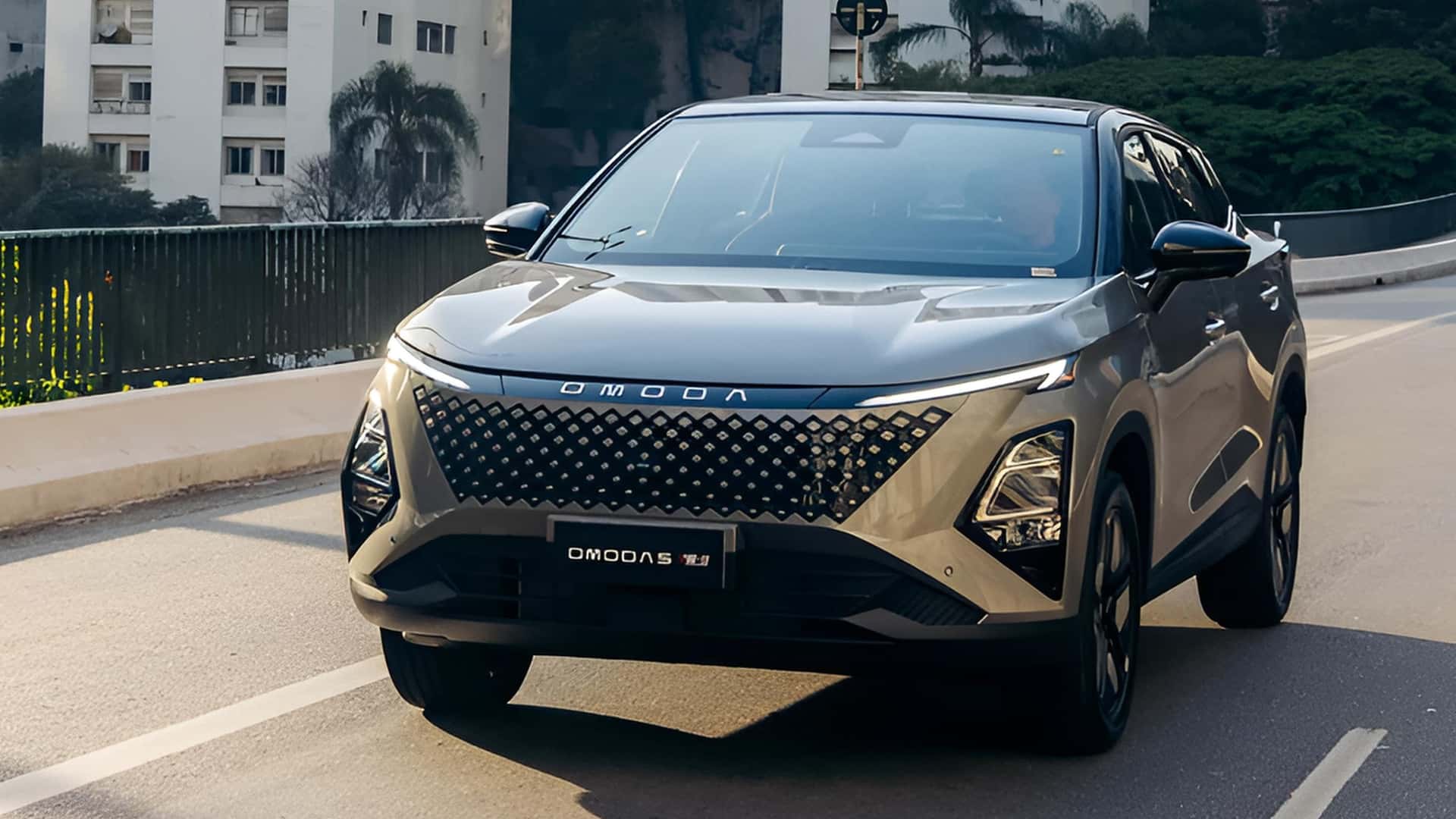 Omoda 5 entra no top 10 britânico em mês de forte alta para elétricos