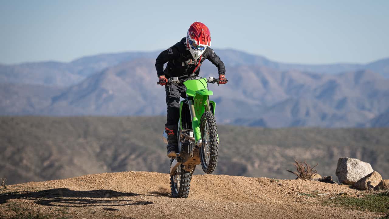 Π¨Π»Π΅ΠΌ Airoh Aviator III - Π΄ΠΎΠ»Π³ΠΎΠΆΠ΄Π°Π½Π½Π°Ρ Π½ΠΎΠ²ΠΈΠ½ΠΊΠ° Π΄Π»Ρ Π»ΡΠ±ΠΈΡΠ΅Π»Π΅ΠΉ Π²Π½Π΅Π΄ΠΎΡΠΎΠΆΠ½ΠΎΠ³ΠΎ ΡΠΊΡΡΡΠΈΠΌΠ°