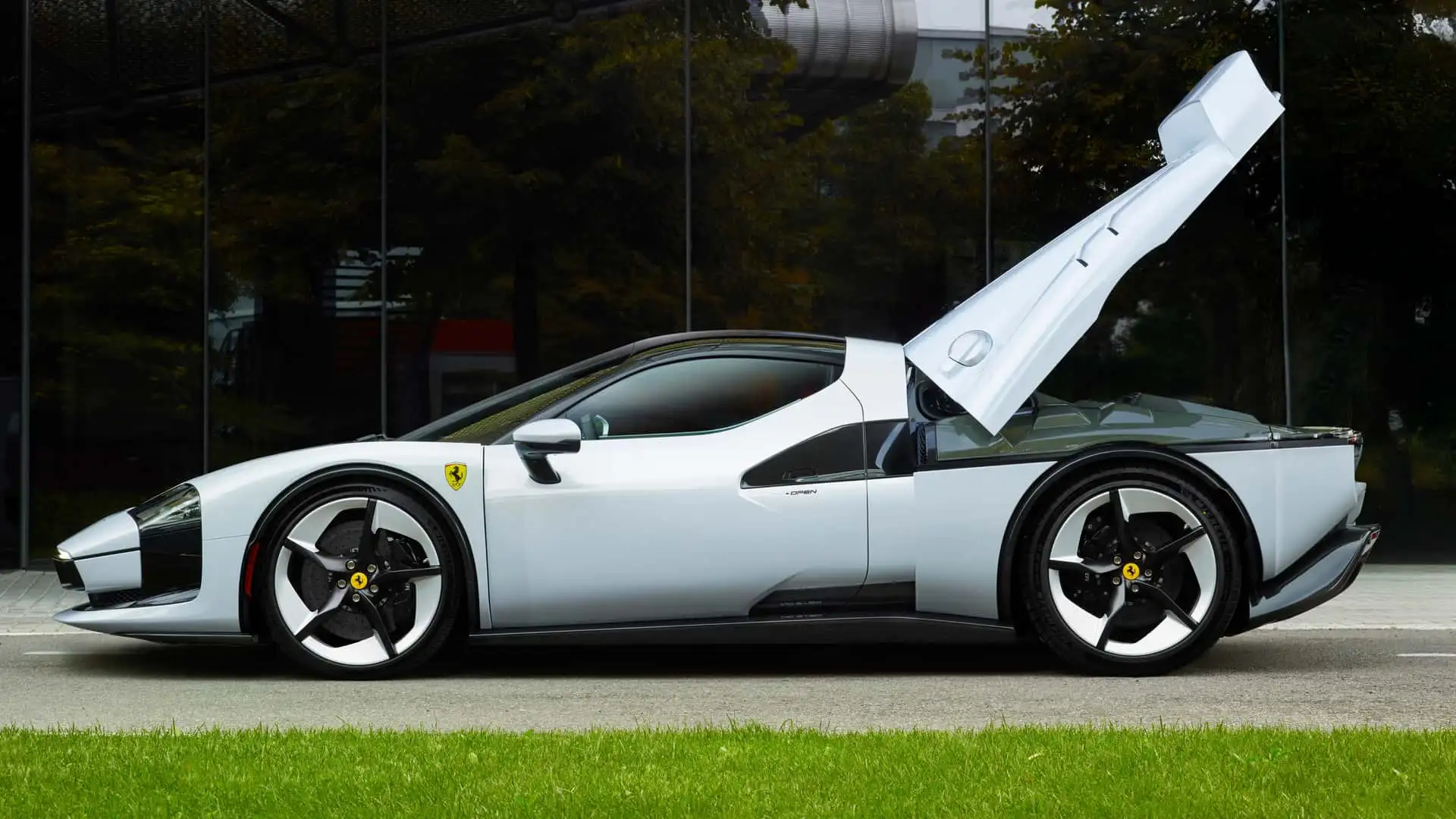 Ferrari homenageia lendária F40 com carro único e impressionante