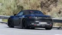 Porsche 718 Boxster elettrica, le foto spia coi fari di serie